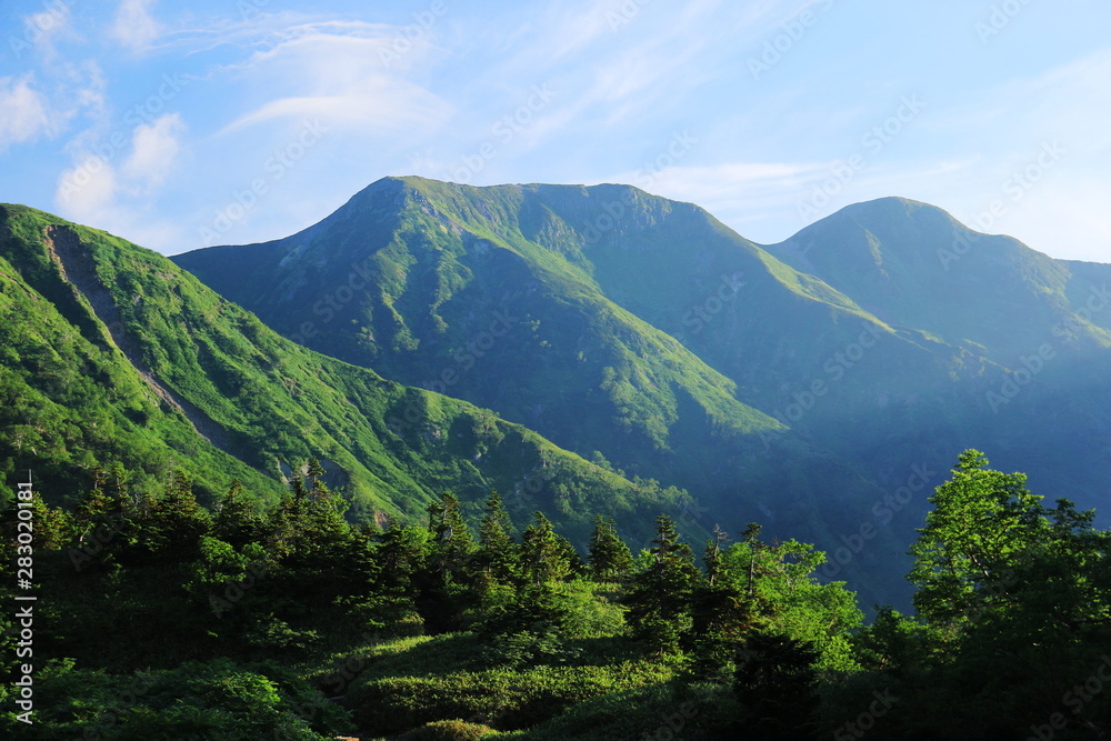 Fototapeta premium 北アルプス笠ヶ岳への道 小池新道 鏡平からの風景 樅沢岳