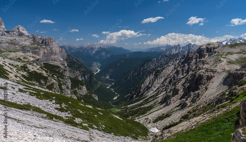 Blick ins Tal vom Drei-Zinnen-Wanderweg in den Sextner Dolomiten, Italien Blick ins Tal vom Drei-Zinnen-Wanderweg in den Sextner Dolomiten, Italien