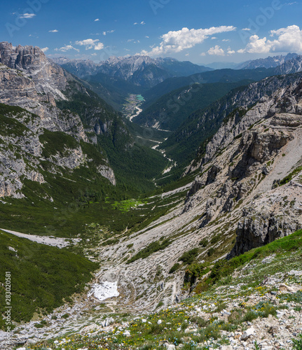 Blick ins Tal vom Drei-Zinnen-Wanderweg in den Sextner Dolomiten, Italien