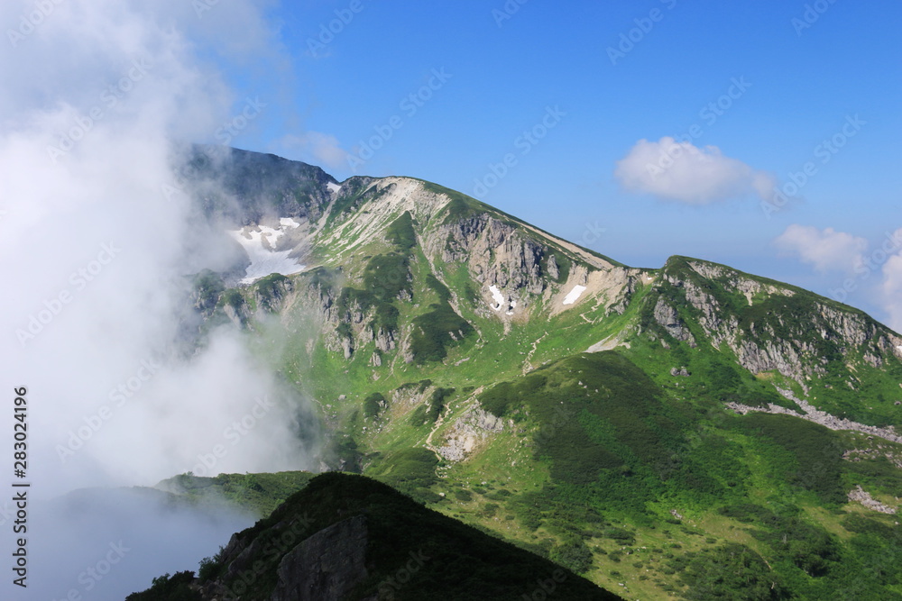 北アルプス笠ヶ岳への道 縦走路 秩父平から抜戸岳への登山道を望む 北アルプス笠ヶ岳への道 縦走路 秩父平から抜戸岳への登山道を望む