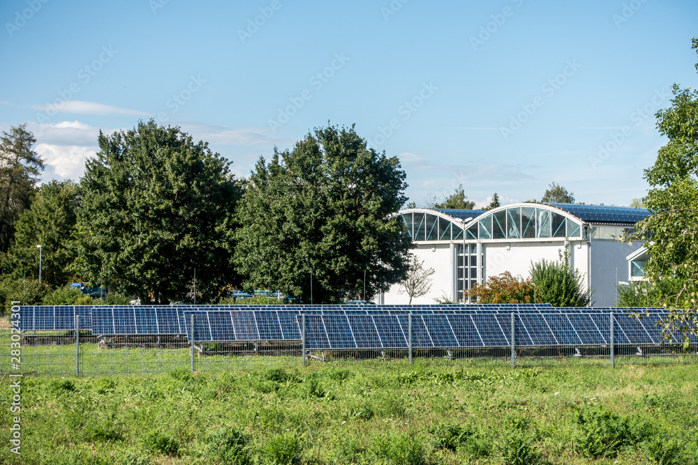 Solar zellen und Baugrundstück