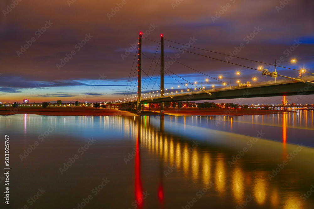 Brücke und Rhein bei Düsseldorf nach Sonnenuntergang