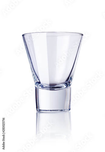 Trinkglas isoliert auf weissem Untergrund