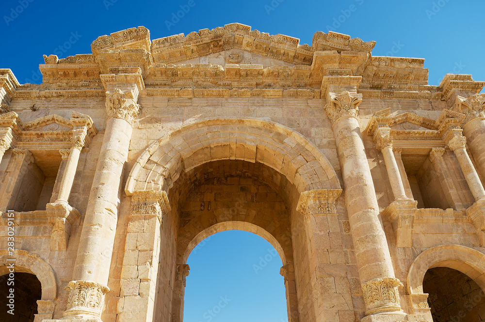Φωτογραφία Upper fragment of the Arch of Hadrian in the ancient Roman city of Gerasa in Jerash, Jordan
