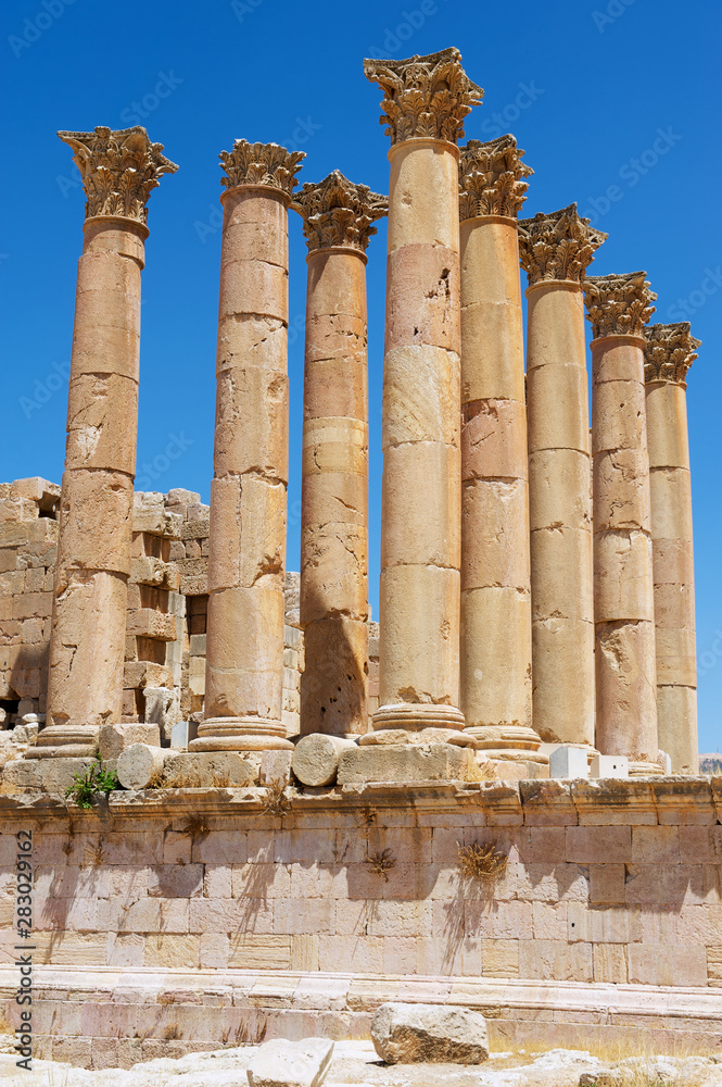 Obraz na plátně Ruins and columns of the ancient temple of Artemis the Roman city of Gerasa (modern Jerash) in Jordan
