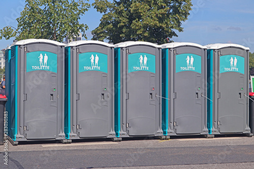 Mobile Toiletten stehen am Straßenrand