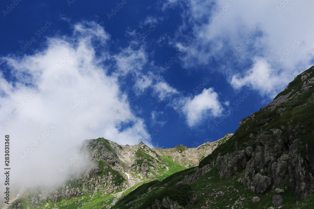 北アルプス笠ヶ岳への道　笠新道　杓子平の風景　縦走路の稜線を仰ぎ見る　