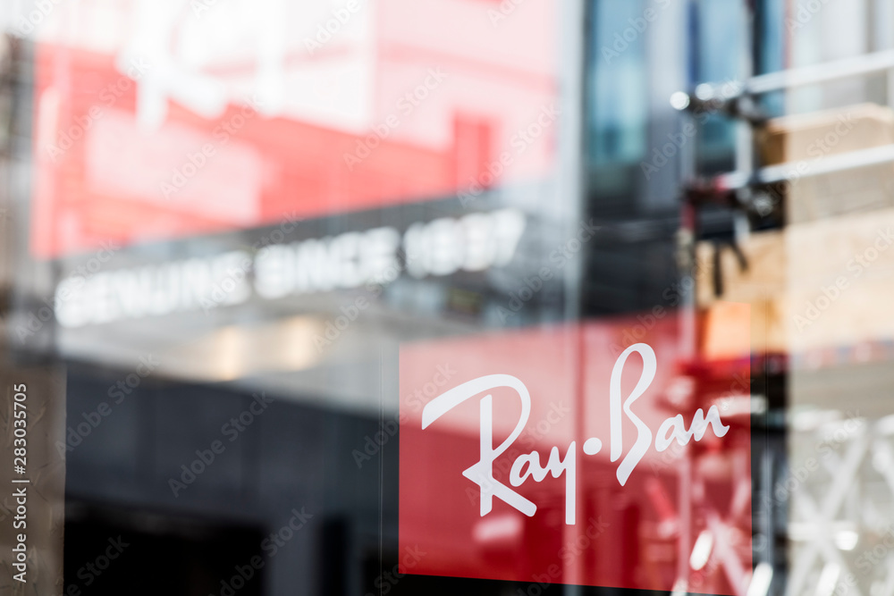 LONDON, UK - JULY 31th 2018: Ray-ban sunglasses branding in a shop front on Oxford  Street in central London. фотография Stock | Adobe Stock