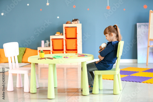 Little girl with autistic d...