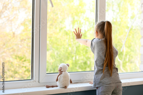 Little girl with autistic d...