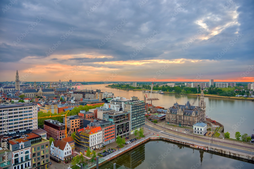 Naklejka premium Widok z lotu ptaka Antwerpii, Belgia o zachodzie słońca.