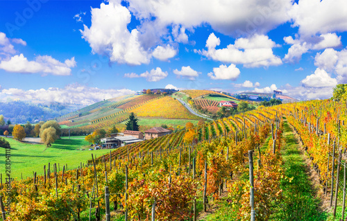 Piękny krajobraz jesień z winnicami w Toskanii. Słynny region winiarski Włoch