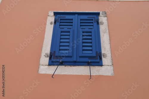 fenster mit blauen holz fensterl  den