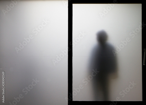 schattenmann hinter glas