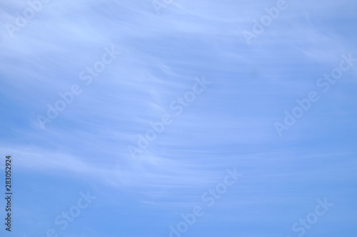 Blauer heller Himmel mit sanften Wolken