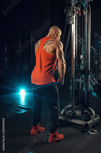 Foto strong muscular man trains in the gym