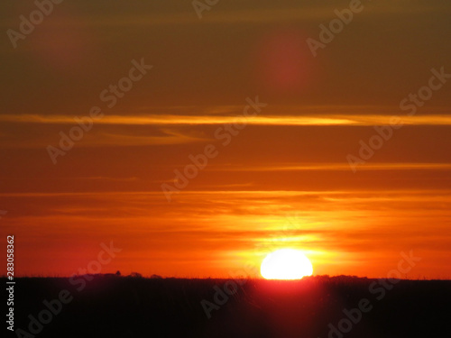 Fototapeta Naklejka Na Ścianę i Meble -  Pelota de sol en el horizonte