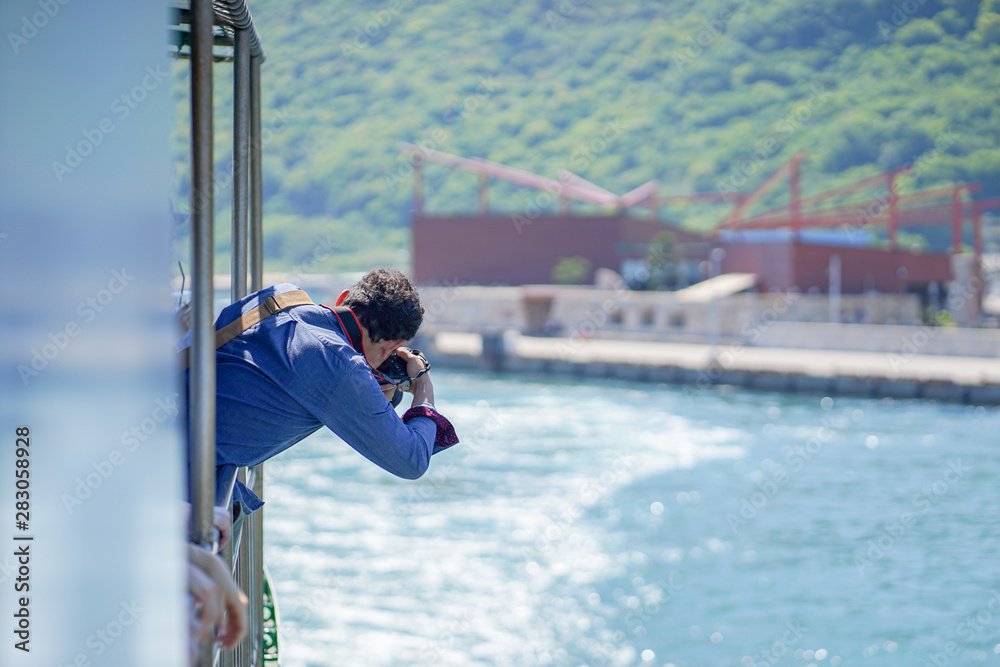 カメラマン 船から身を乗り出す 撮影 Stock 写真 Adobe Stock