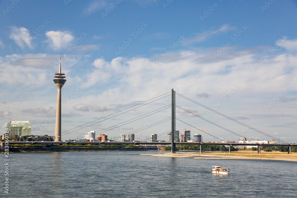 Rheinturm in Düsseldorf - Deutschland