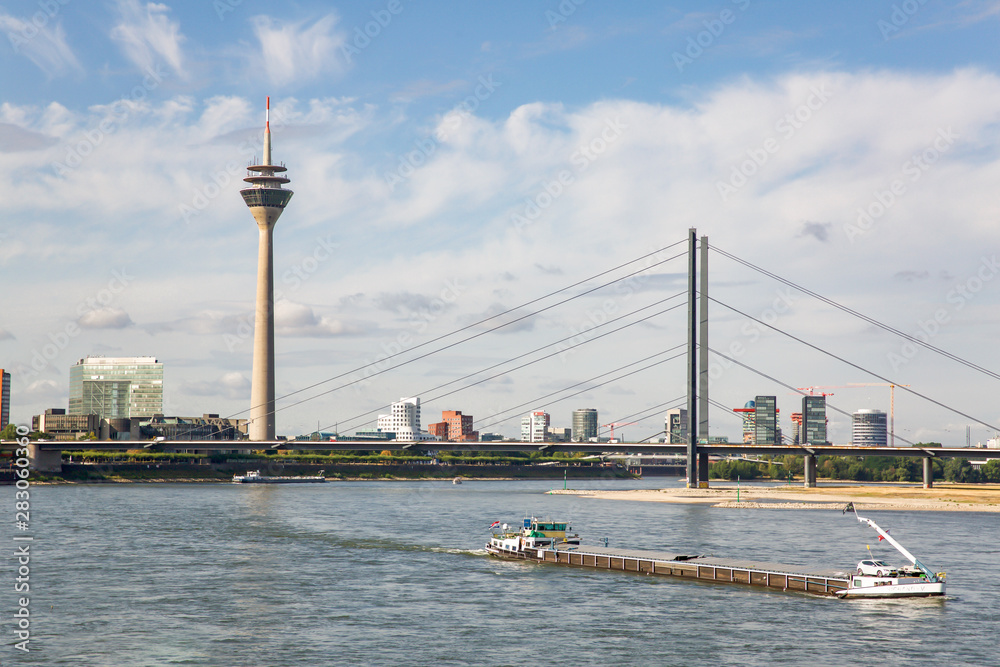 Rheinturm in Düsseldorf - Deutschland
