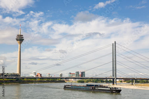 Rheinkniebrücke in Düsseldorf - Deutschland © shokokoart