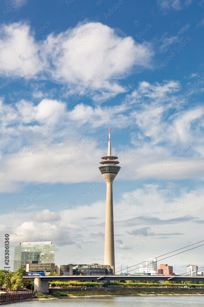 Rheinturm in Düsseldorf - Deutschland