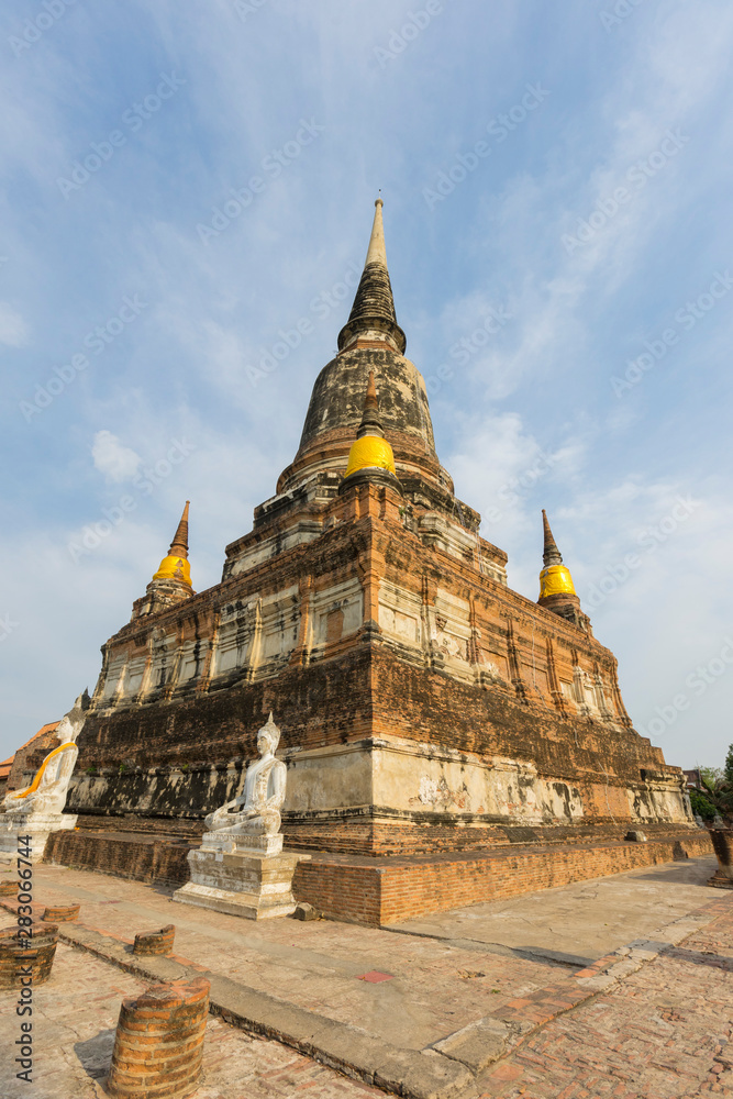 Naklejka premium Ruin Pagoda of Wat Yai Chaimongkol in Ayutthaya ,Thailand.