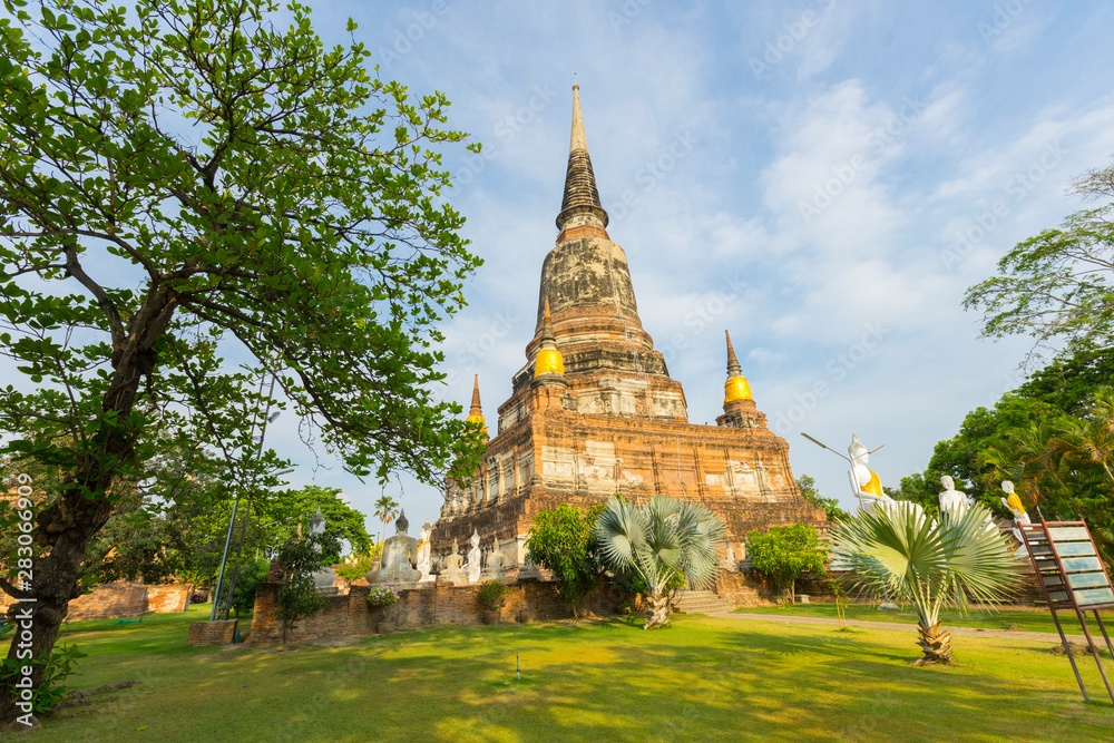 Fototapeta premium Ruin Pagoda of Wat Yai Chaimongkol in Ayutthaya ,Thailand.