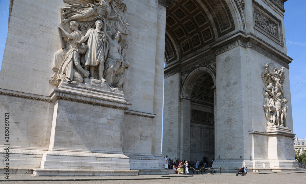 Triumphal Arch in Paris called Arc de Triomphe in french languag