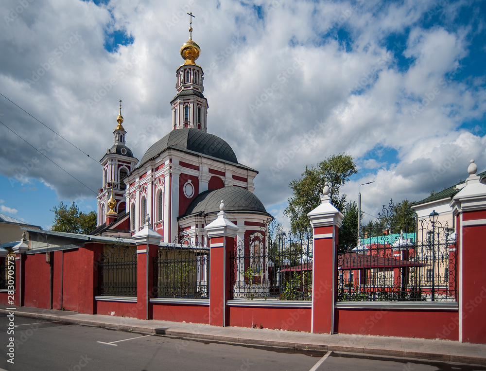 Obraz premium The Church of St. Alexis was built in 1748-1751 in Rogozhskaya Sloboda in the style of Elizabethan Baroque. Probably, the author of this temple was a famous architect Dmitry Ukhtomsky.