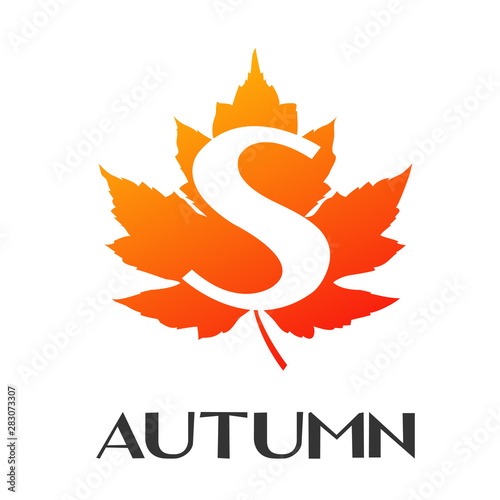 Logotipo con texto Autumn con letra S en espacio negativo sobre hoja en color naranja