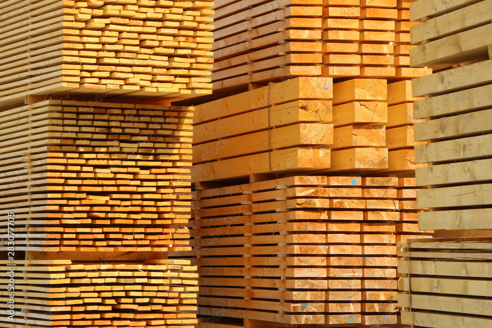 Im Sägewerk, gestapeltes Holz Im Sägewerk, gestapeltes Holz
