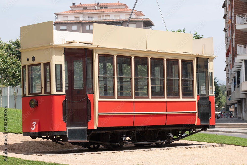 Naklejka premium old on the mid