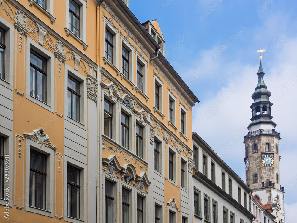 Historische Gebäude in der Altstadt von Görlitz mit Rathaus im Hintergrund, Sachsen, Deutschland