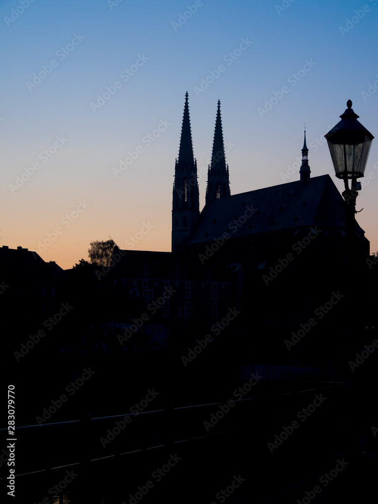Silhouette der Pfarrkirche St. Peter und Paul  in Görlitz bei Gegenlicht zur Blauen Stunde, Sachsen, Deutschland