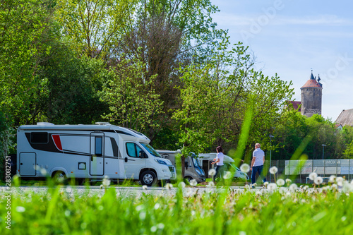 Wohnmobile stehen auf einem Stellplatz