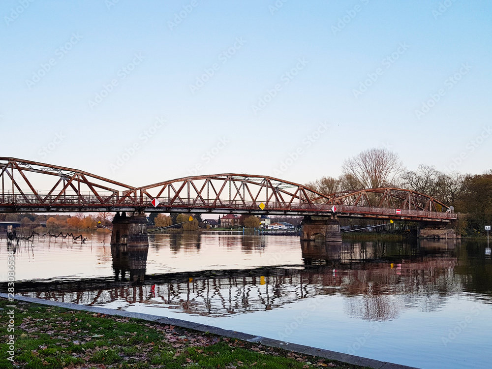 Alte Plauer Brücke spiegelt sich im Wasser