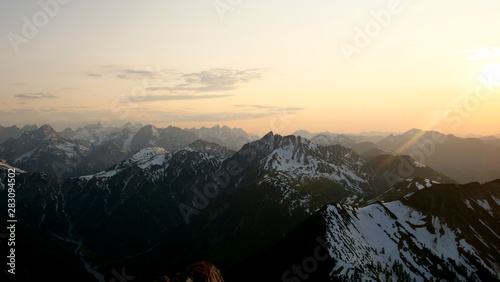 Alpen im gelblichen Sonnenuntergang