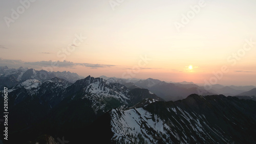 Sonne geht in den Alpen unter