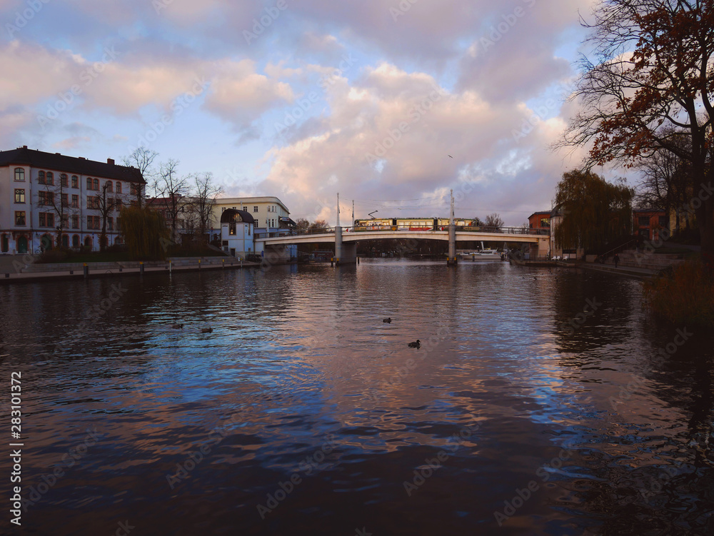 Farbenspiel an der Jahrtausendbrücke in Brandenburg an der Havel