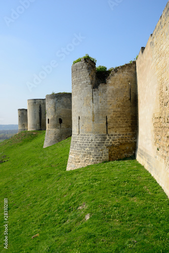 Remparts du château de Coucy (02) en Picardie – Ramparts of Coucy castle in Picardy, France