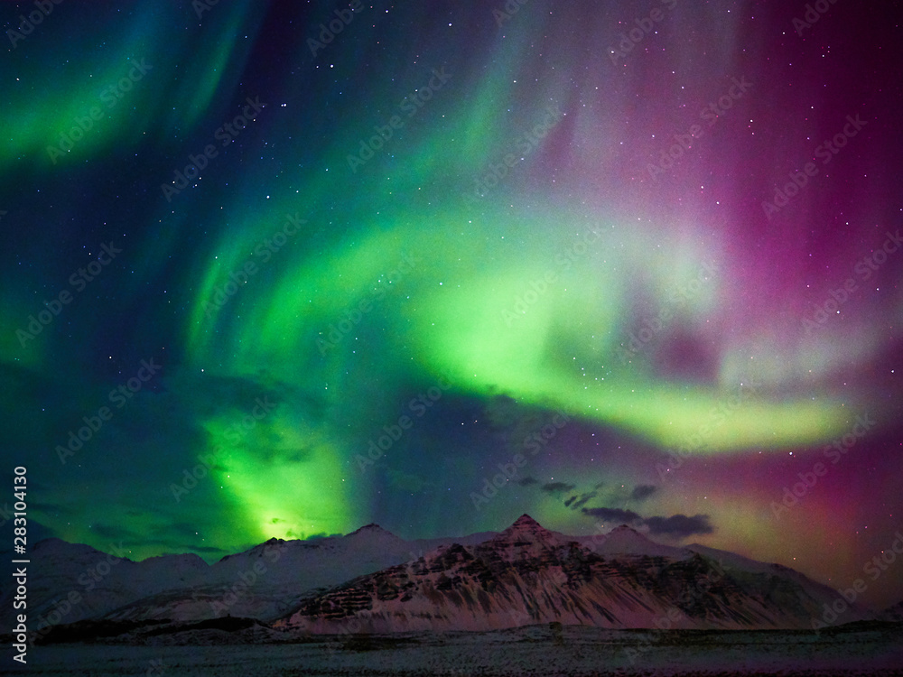 Powerful aurora borealis in the sky - obrazy, fototapety, plakaty 