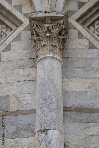 Adereços de coluna romana e outras eras encontradas pela Itália. Ornamentos que marcaram a época e as culturas.