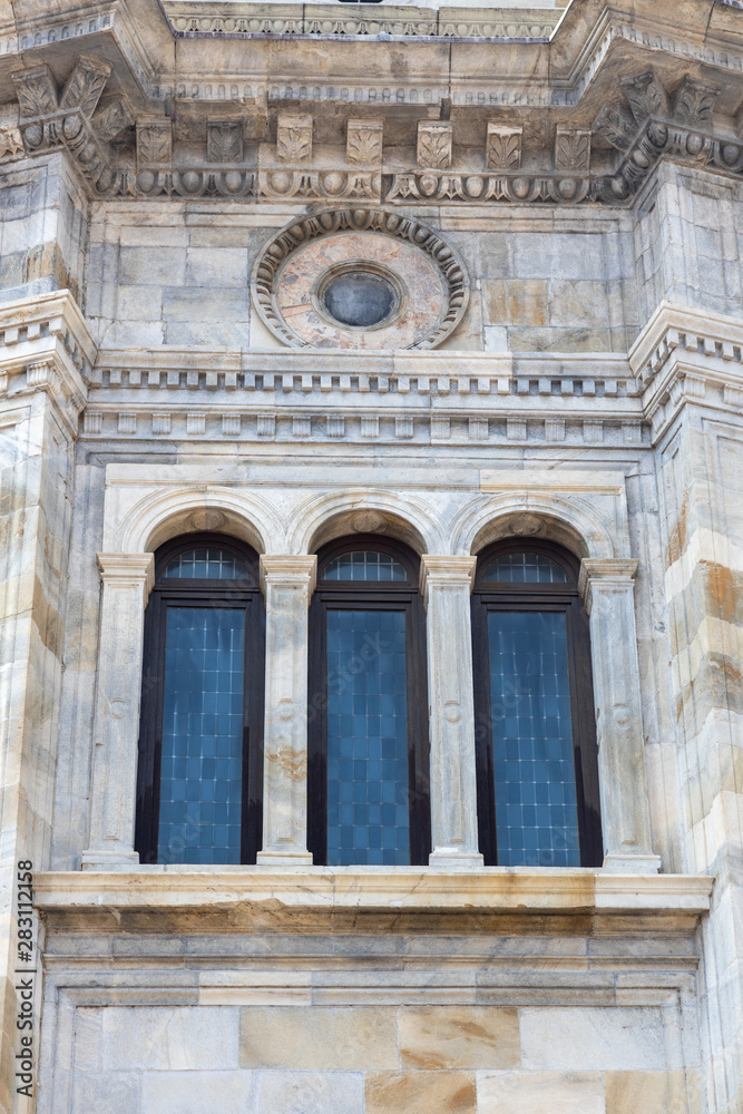 finestre con colonne ed archi chiesa italia europa