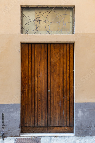 porta in legno con finestra 