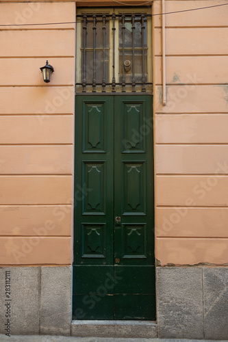 porta di ingresso in legno verde 