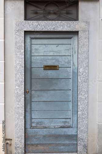 porta di ingresso vintage in legno azzurro europa
