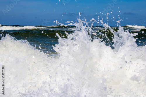 Splashing wave