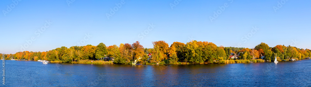 Panorama von einem See mit Laubbäumen im Herbst
