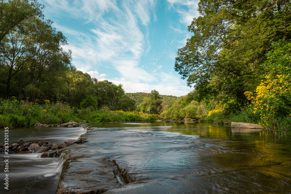 Fluss Furt an einem warmen Sommernachmittag in Österreich